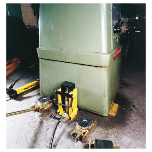 Enerpac SOH serie hydraulisk maskinløfter i bruk sammen med pumpe og transportruller