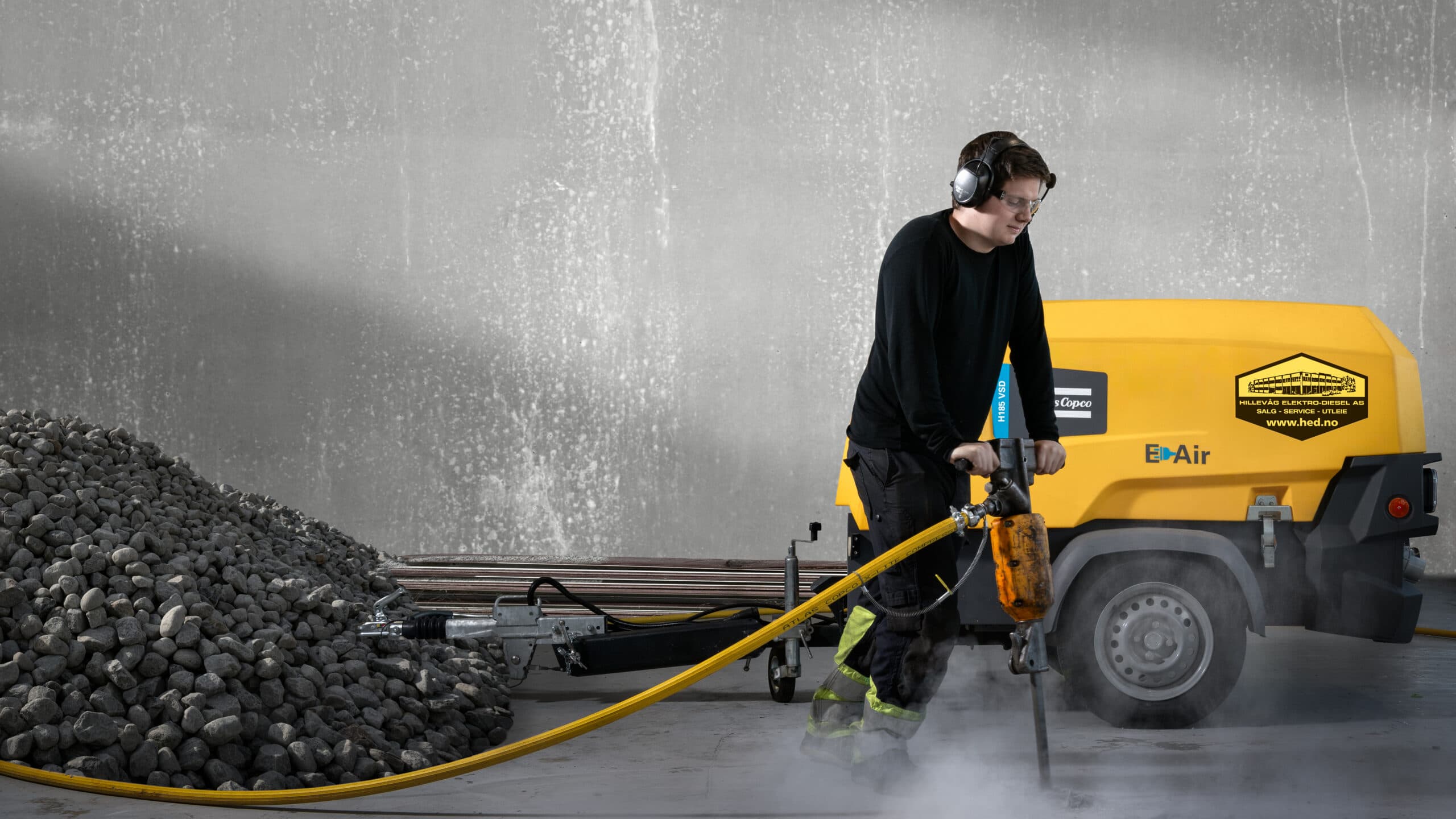 Transportabel elektrisk kompressor E-Air som driver en luftdrevet Atlas Copco bergbore maskin