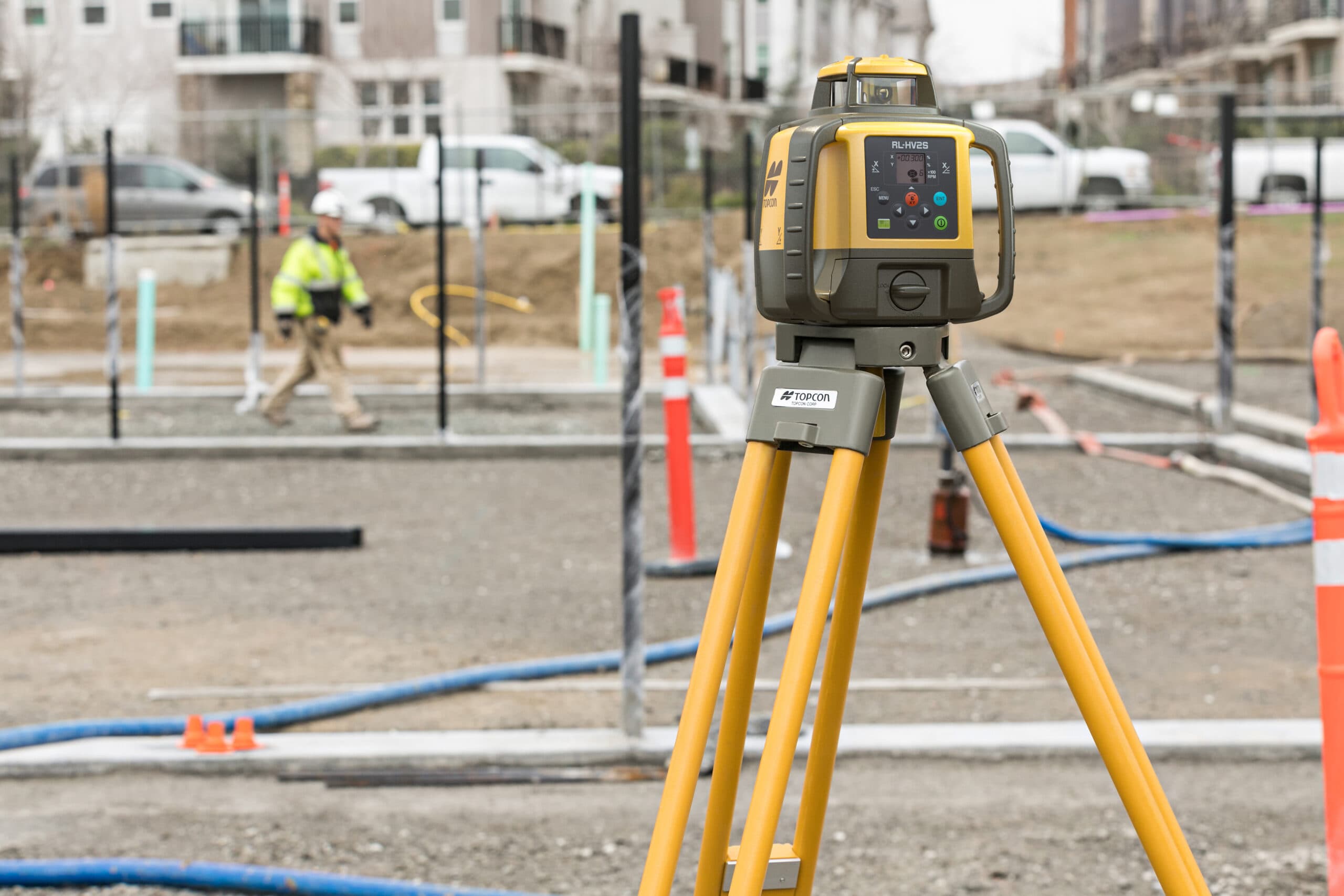 Topcon landmåleutstyr i bruk på byggeplass