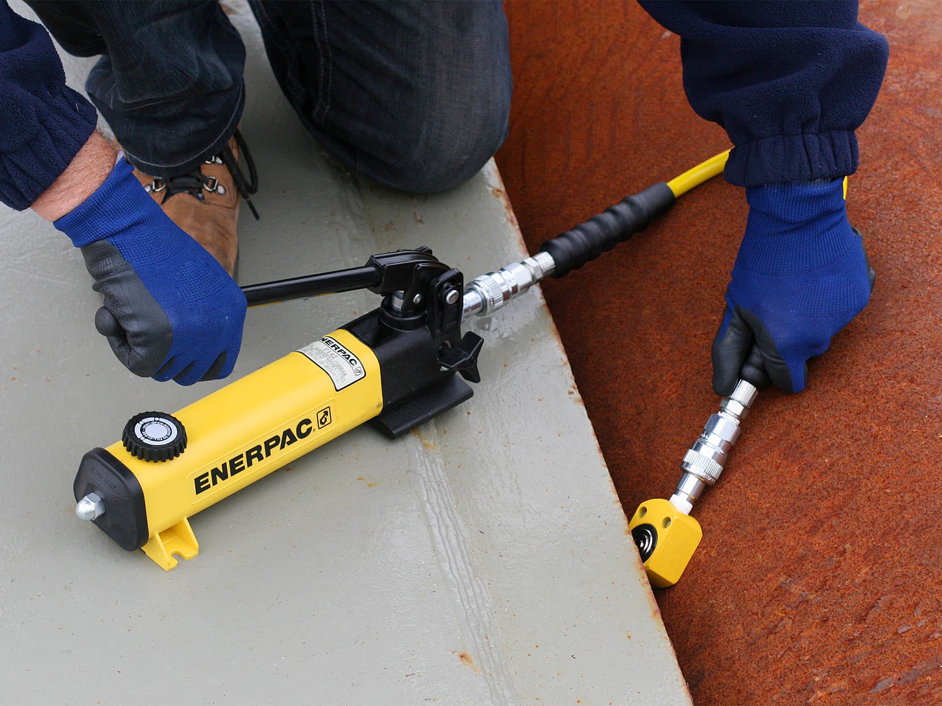 Enerpac P serie pumpe brukt sammen med liten sylinder.