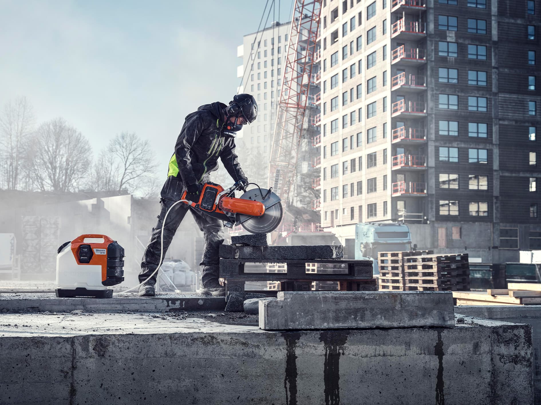 Husqvarna betong sag i bruk sammen med vann kjøling