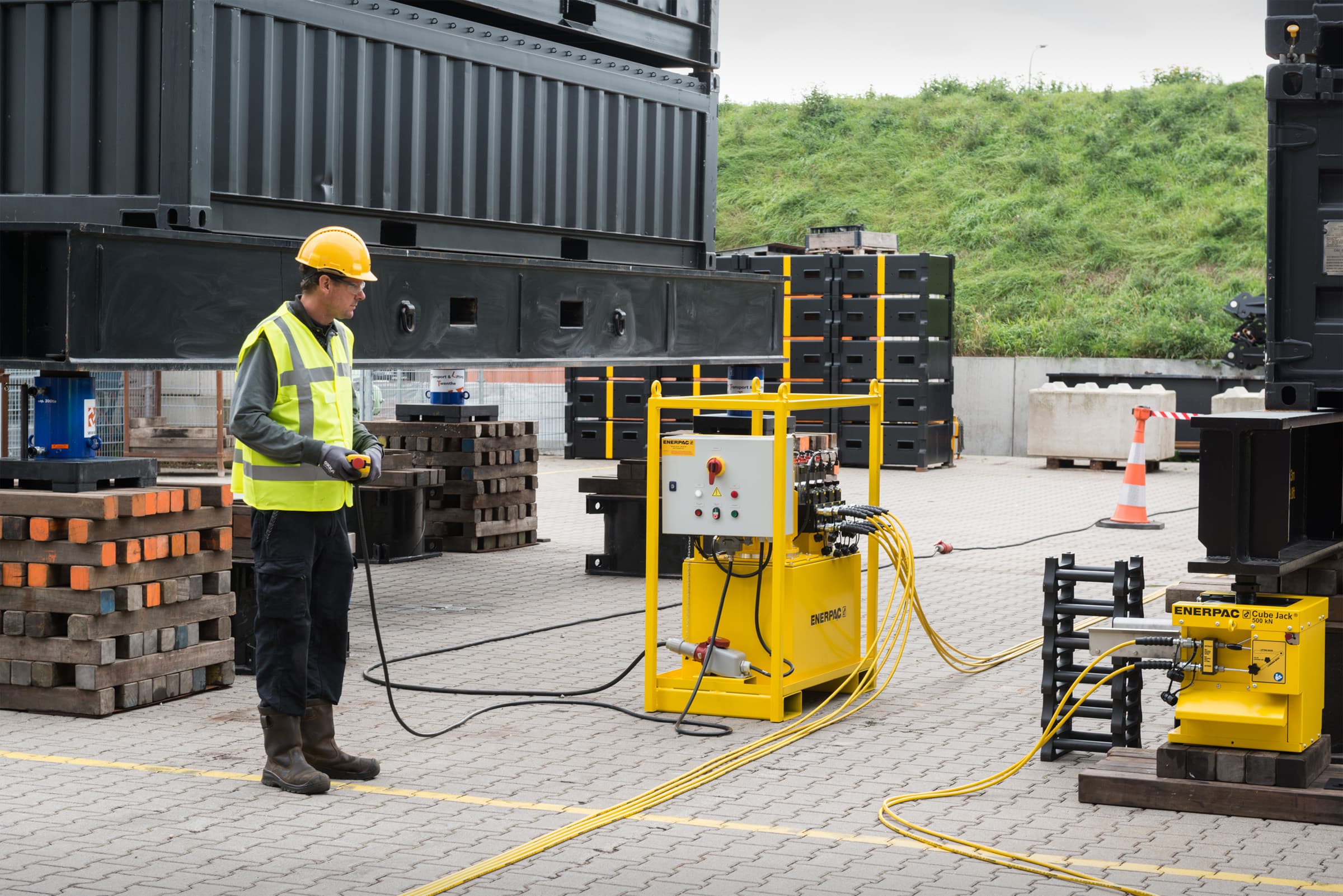 Enerpac SCJ serie selvlåsende CubeJack i bruk