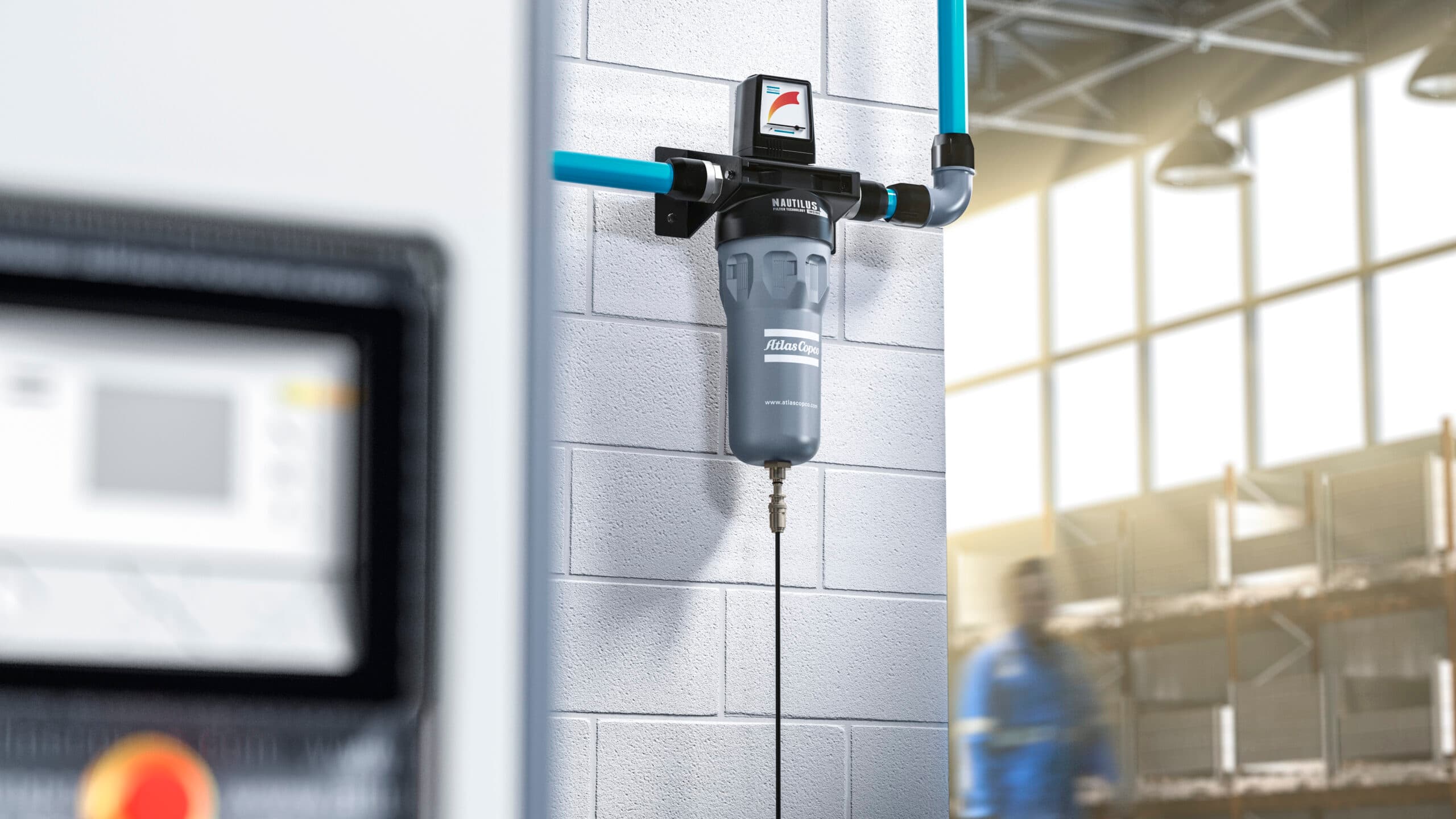 luftfilter som er montert på veggen i et verksted. er koblet på airnet luft rør