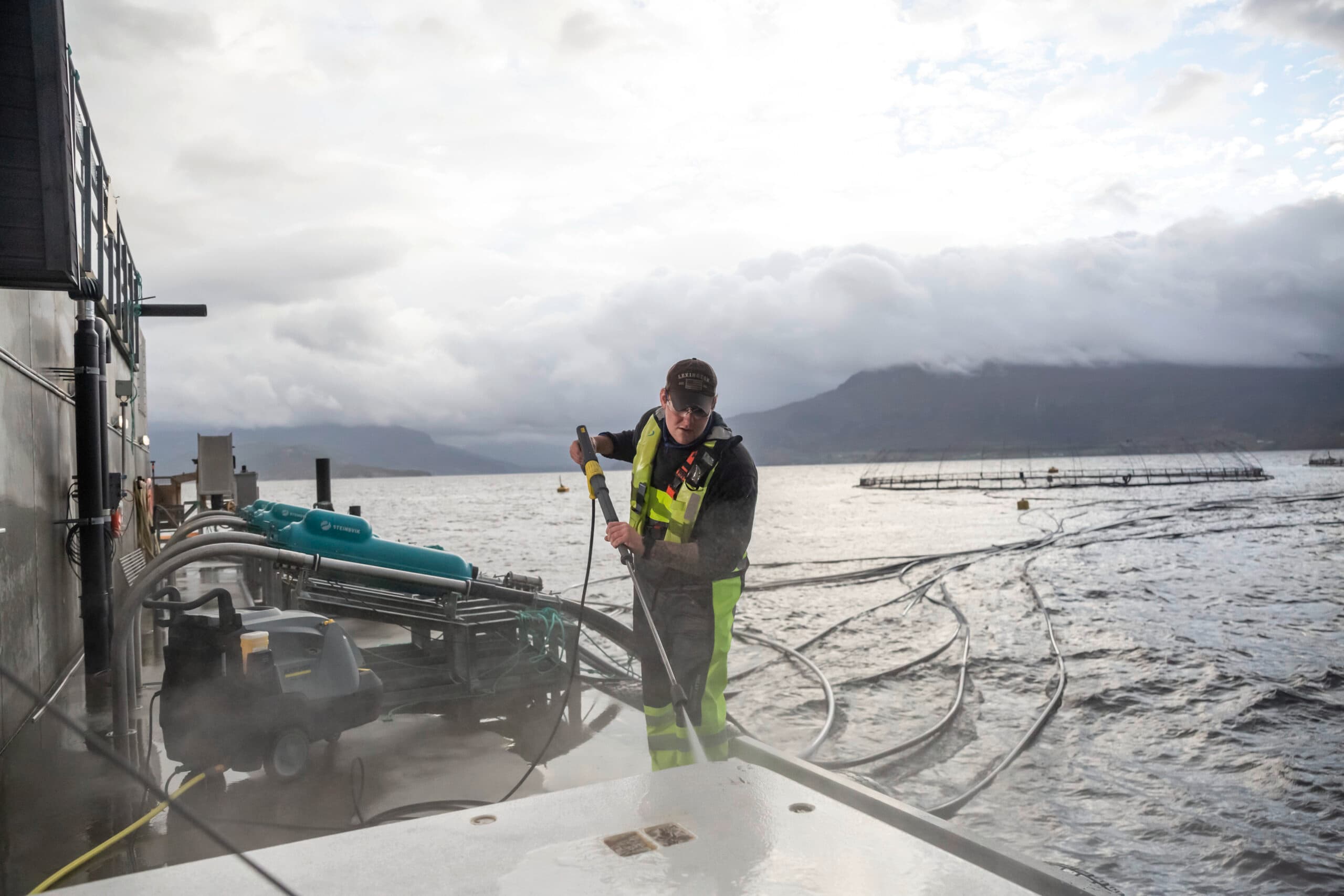 Kärcher HDS høytrykks vasker med Easyforce håndtak brukt på fiske oppdretts annlegg