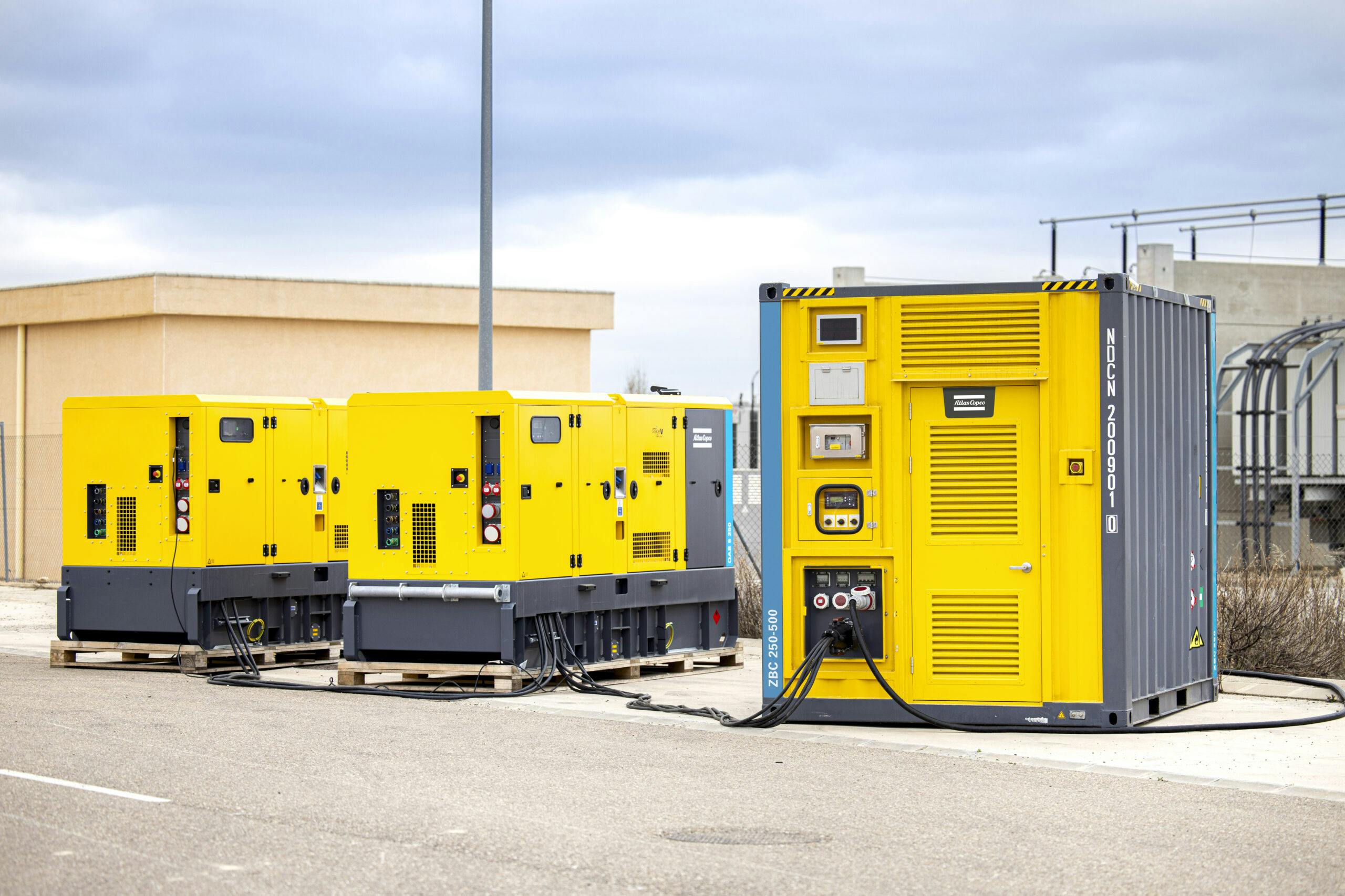 Zenergize batteripakke er montert opp mot generator slik at man får et hybridsystem.