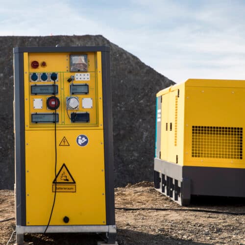 Atlas Copco QAS100 generator sammen med batteripakke som kan kjøres som hybridløsning.