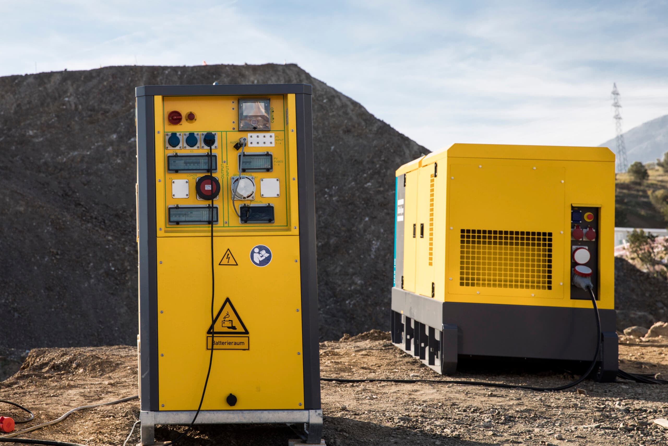Atlas Copco QAS100 generator sammen med batteripakke som kan kjøres som hybridløsning.